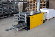 Devette destacking machine for Danish trolleys