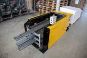 Devette destacking machine for Danish trolleys