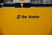 Devette destacking machine for Danish trolleys