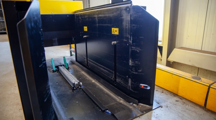 Devette destacking machine for Danish trolleys, in- and output on other side