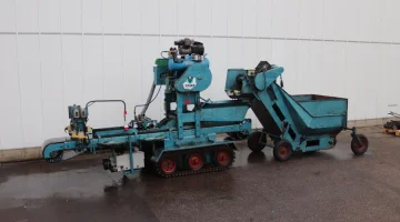 Visser / Dewa selfdriven soilblocking machine