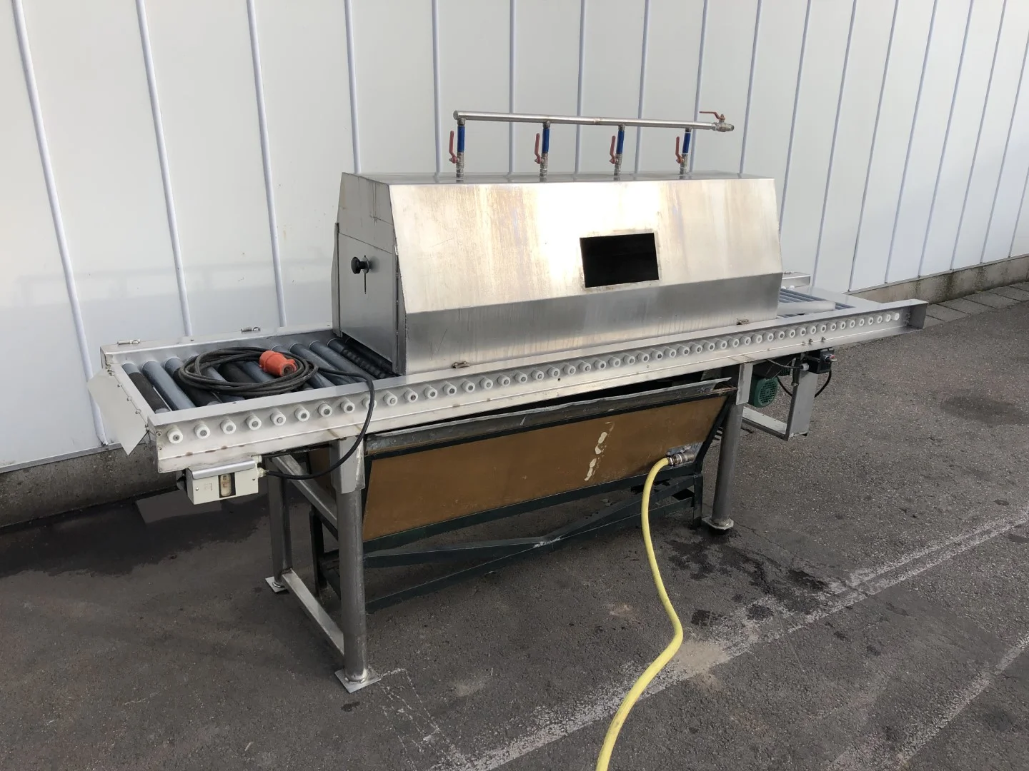 Driven roller conveyor with watering unit for trays • Duijndam Machines