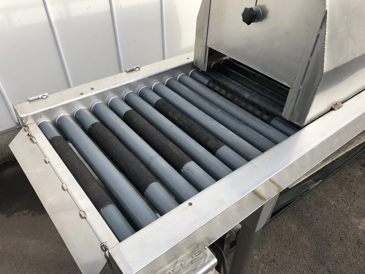 Driven roller conveyor with watering unit for trays • Duijndam Machines