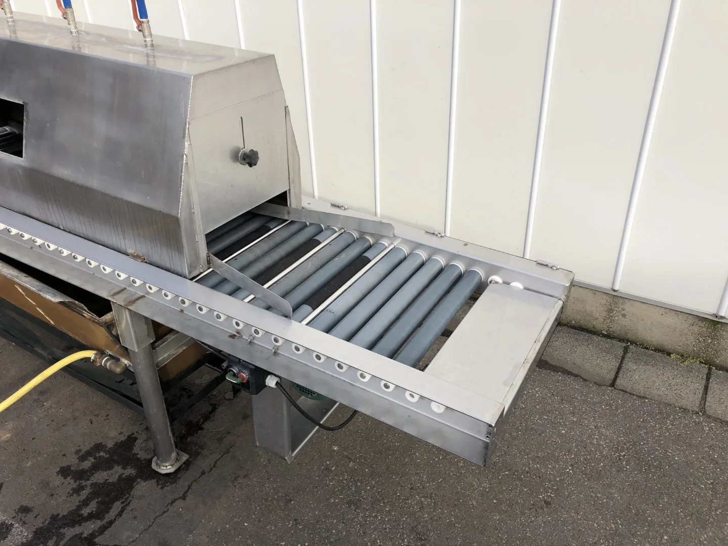 Driven roller conveyor with watering unit for trays • Duijndam Machines