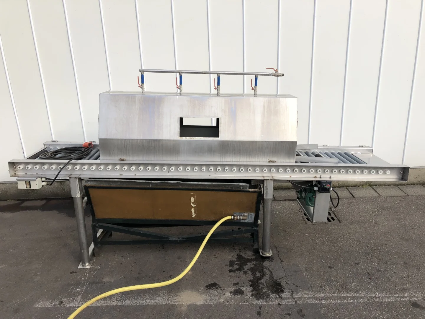 Driven roller conveyor with watering unit for trays • Duijndam Machines