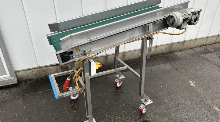 Elevator incline conveyor with flat belt