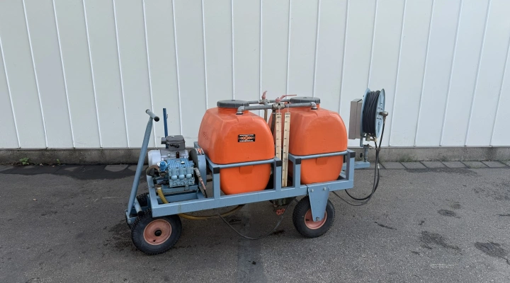 Empas 37-55-2x200E spraying wagon with sprung hosereel