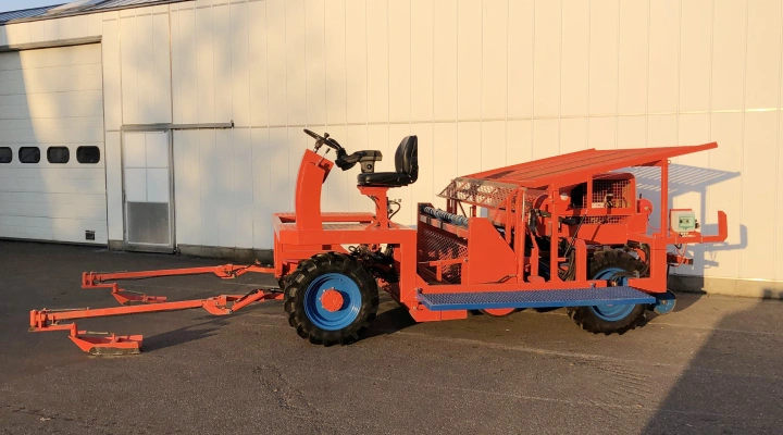 Ferrari selfdriven Rotostrapp 6 row transplanter for soilblocks