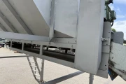 Flauw box tipper with hopper and bottom conveyor