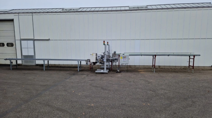 Flier labelling machine for trays