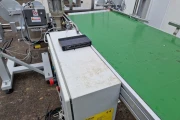 Flier labelling machine for trays