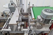 Flier labelling machine for trays