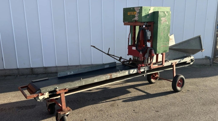 Flier soil blocking machine with seeder