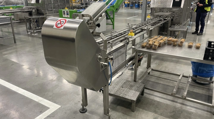 Mondini E350 tray top seal packaging machine with denester
