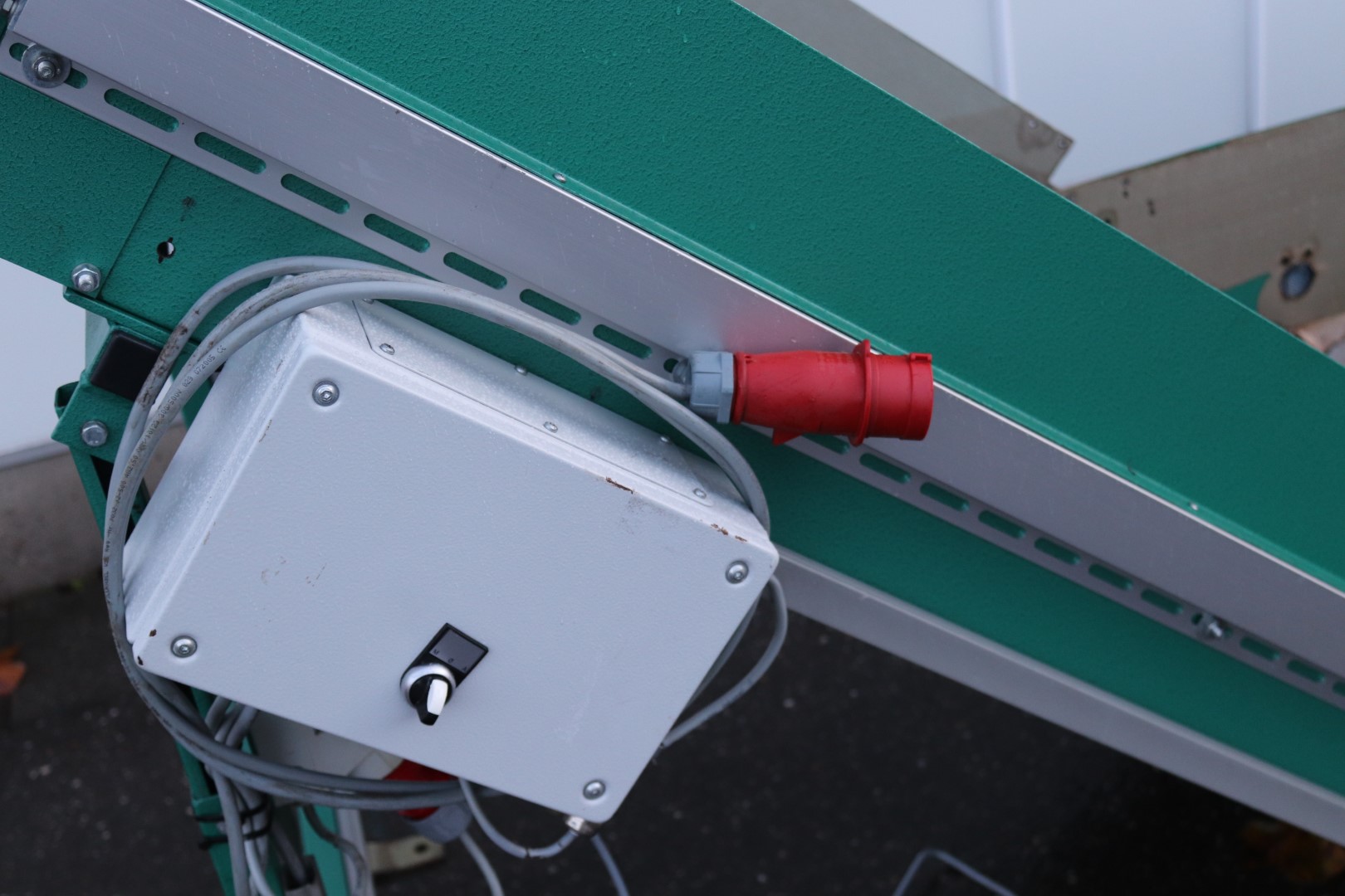 Greefa elevator with supply conveyor for tomatoes and peppers