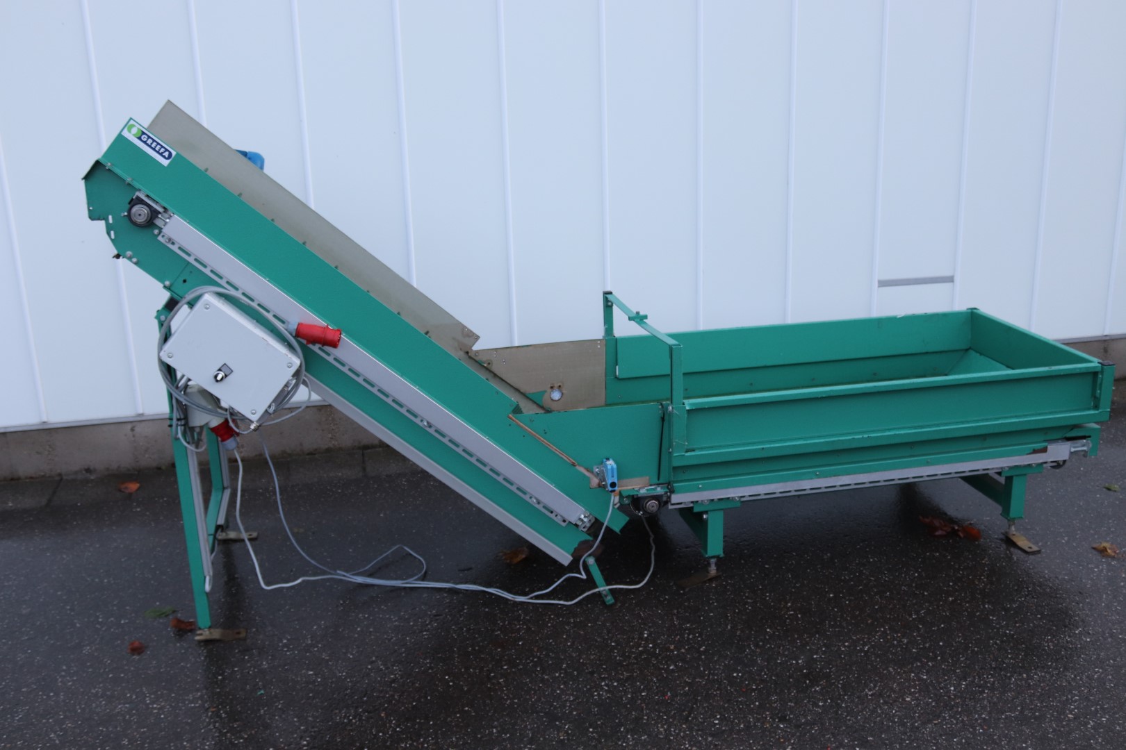 Greefa elevator with supply conveyor for tomatoes and peppers