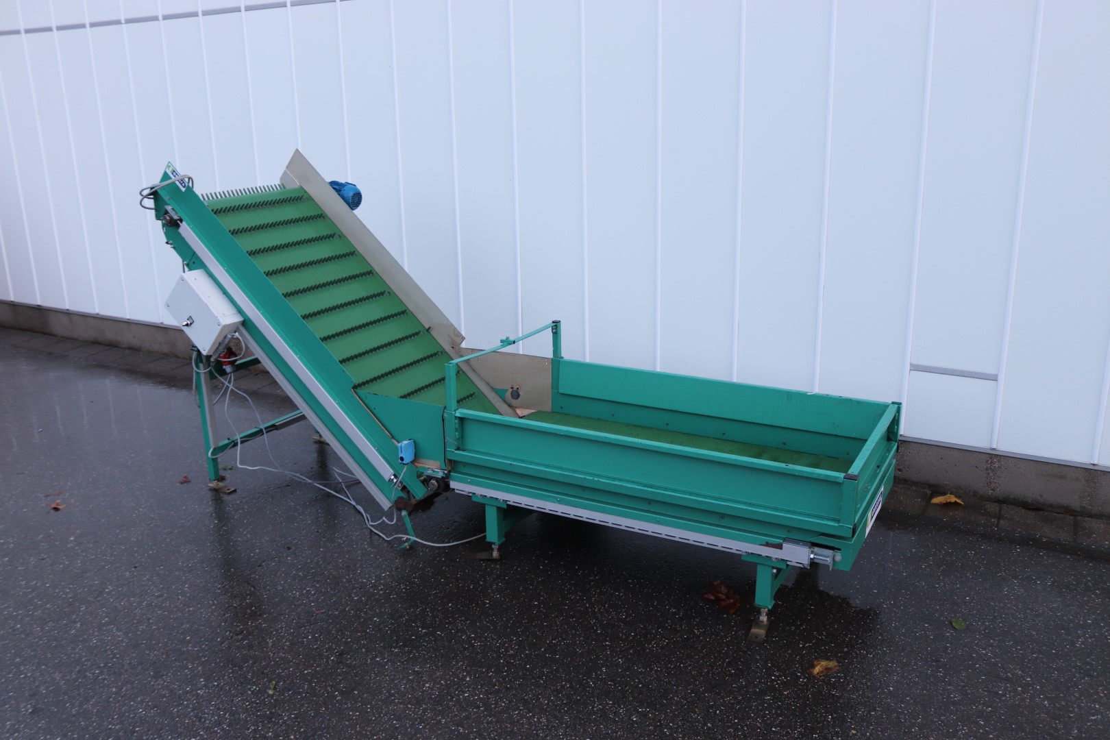 Greefa elevator with supply conveyor for tomatoes and peppers