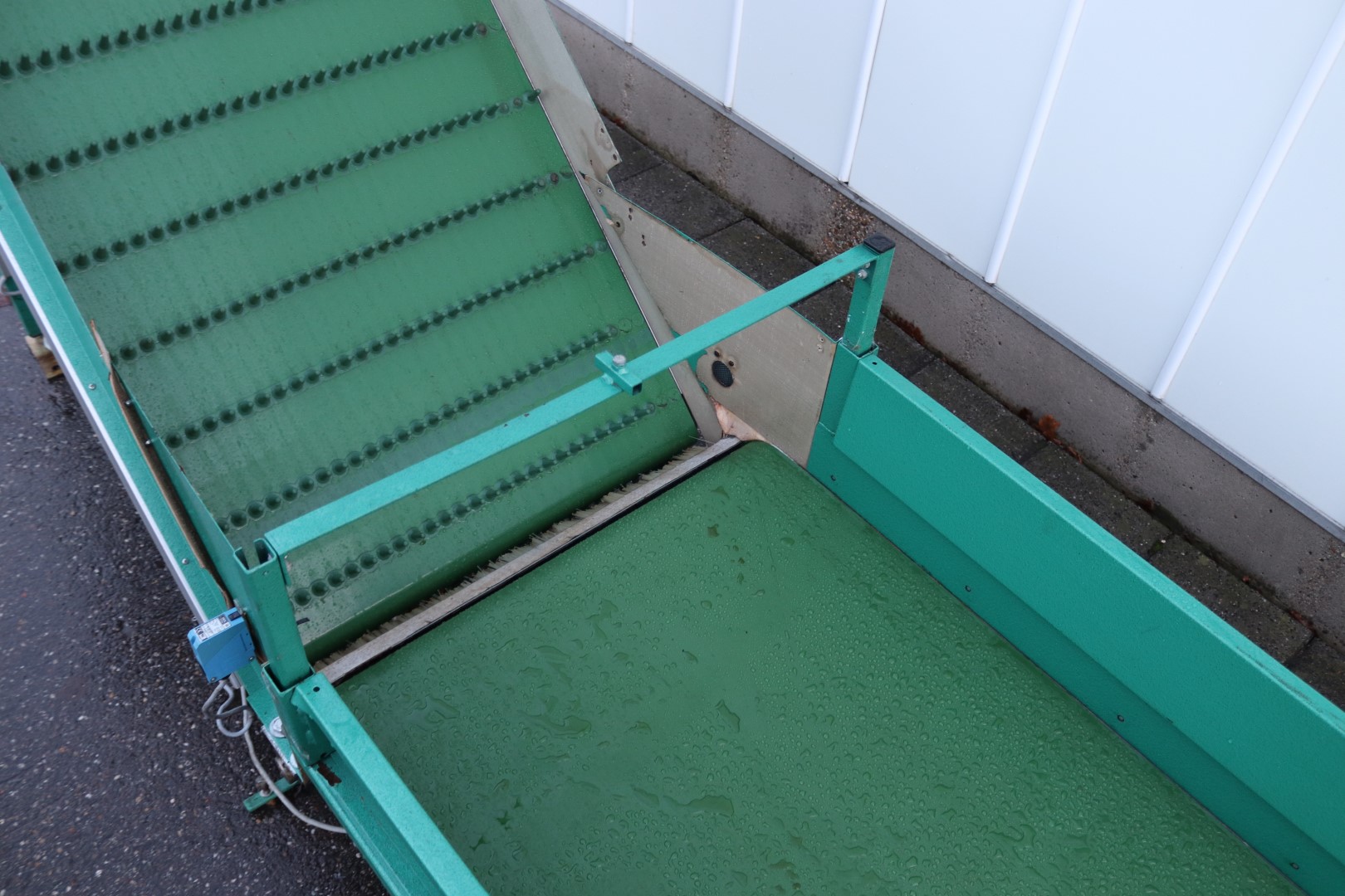 Greefa elevator with supply conveyor for tomatoes and peppers