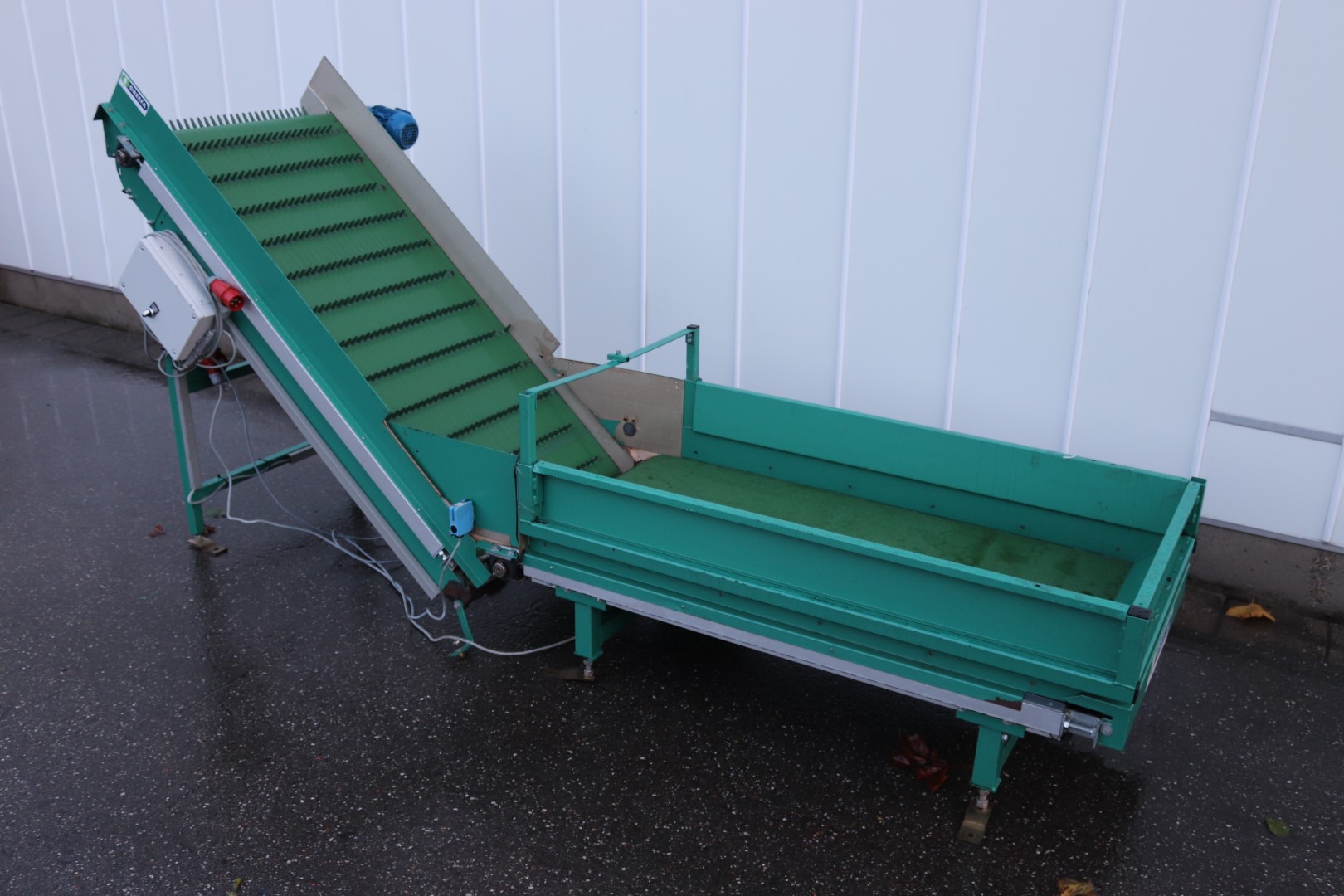 Greefa elevator with supply conveyor for tomatoes and peppers