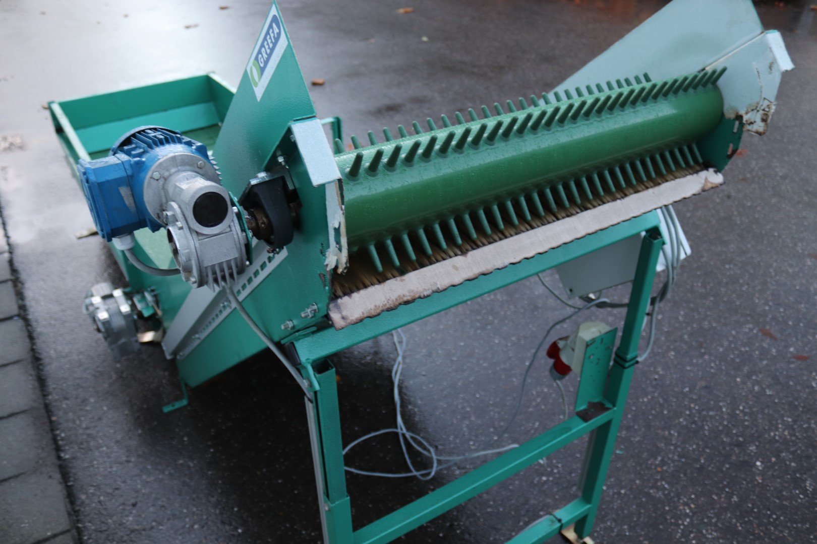 Greefa elevator with supply conveyor for tomatoes and peppers