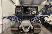 Harvester with 1600 cm box harvesting belt with lifting system for trailers