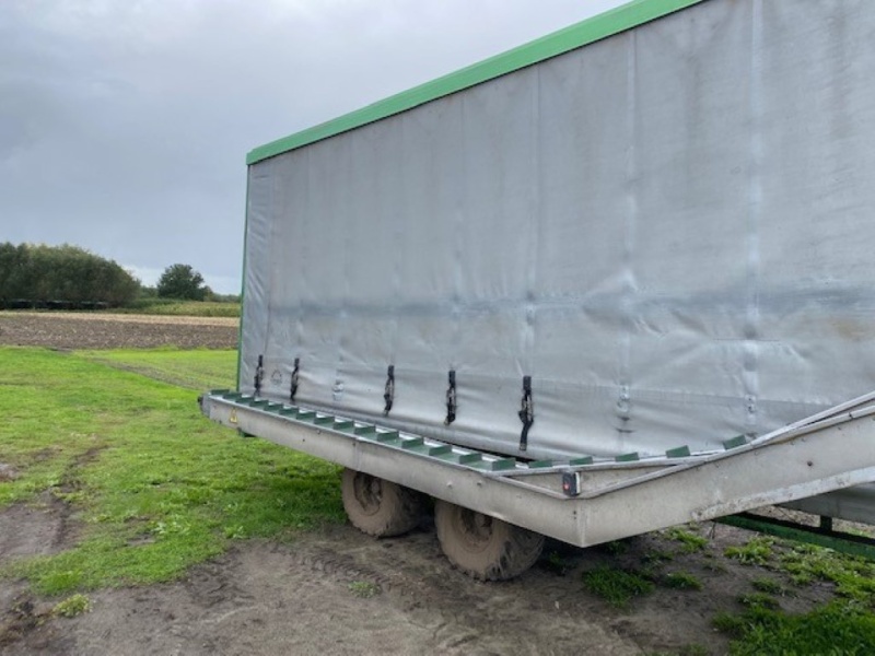 Harvesting trailer with harvesting conveyor • Duijndam Machines