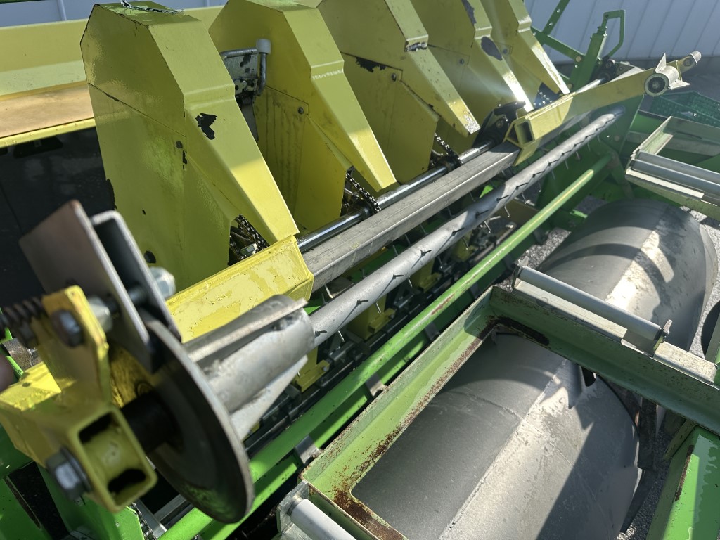 Сеяльная машина Hortech Hortus H2 укладывает мульчу и непосредственно сажает в мульчу.