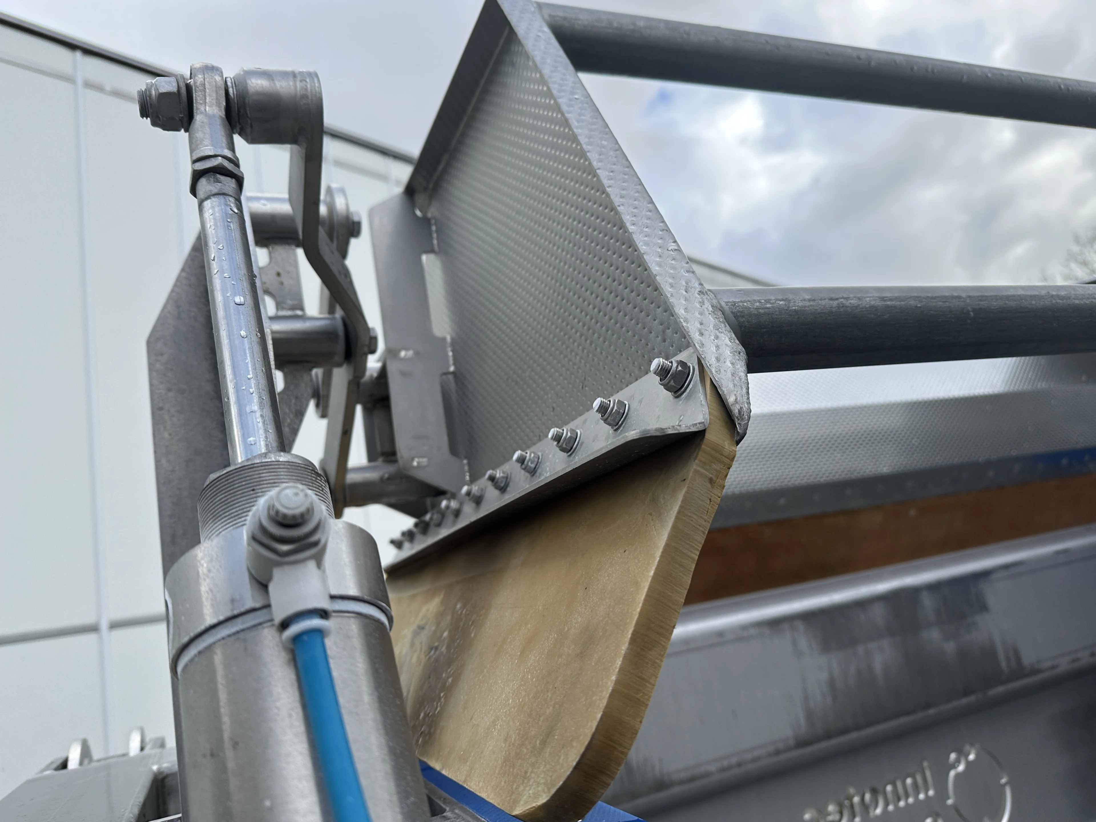 Innotec Systems box tipper Stainless steel • Duijndam Machines