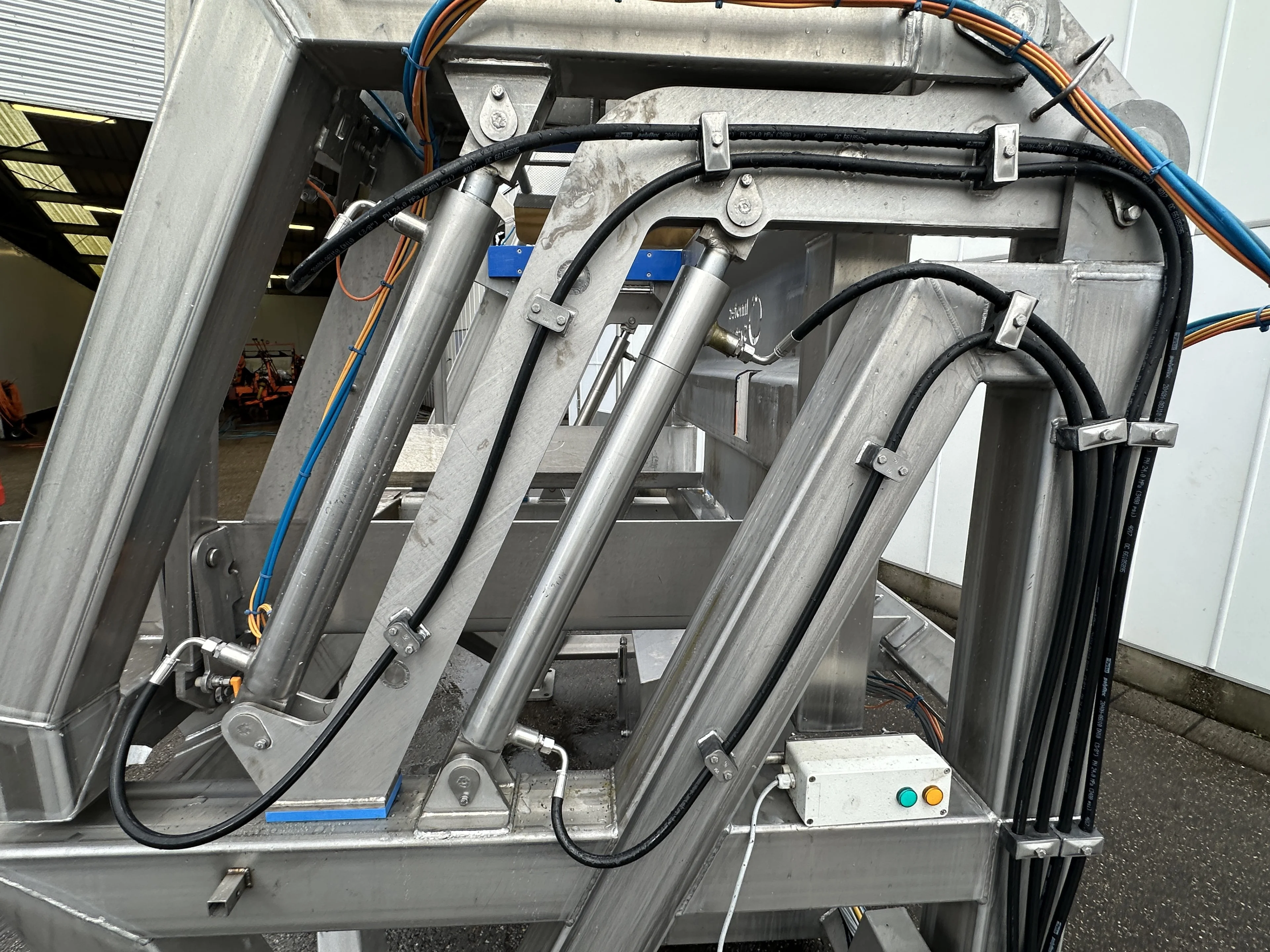 Innotec Systems box tipper Stainless steel • Duijndam Machines