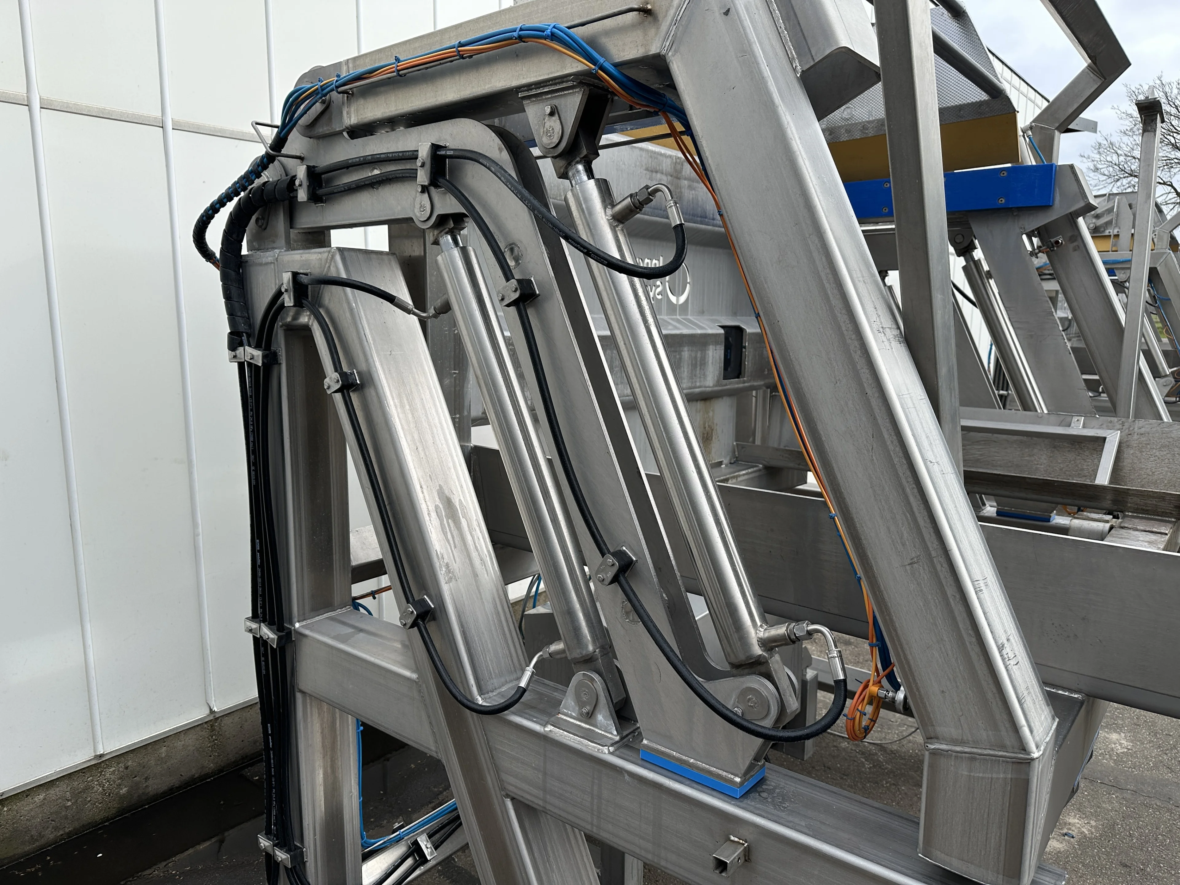 Innotec Systems box tipper Stainless steel • Duijndam Machines
