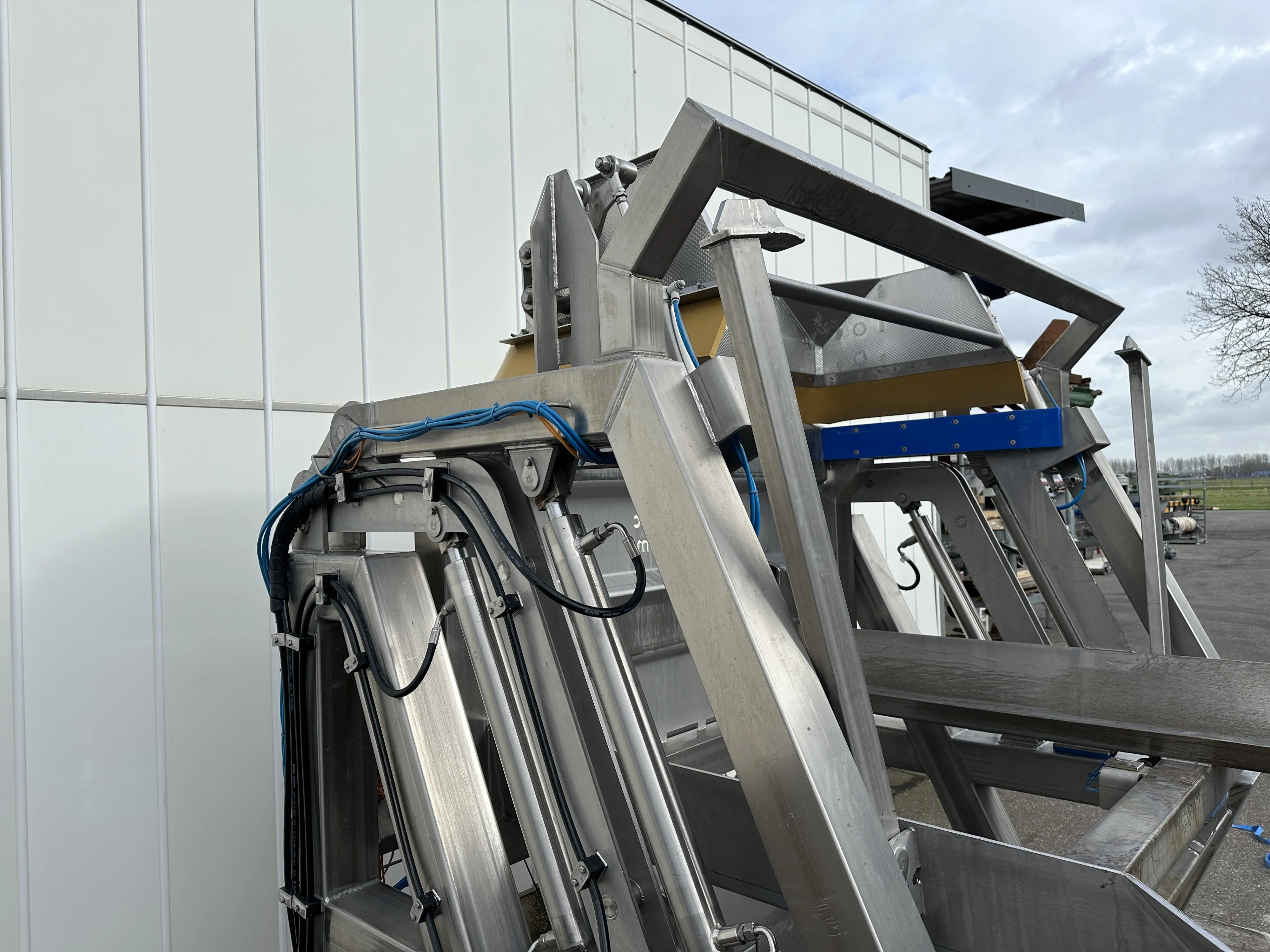 Innotec Systems box tipper Stainless steel • Duijndam Machines