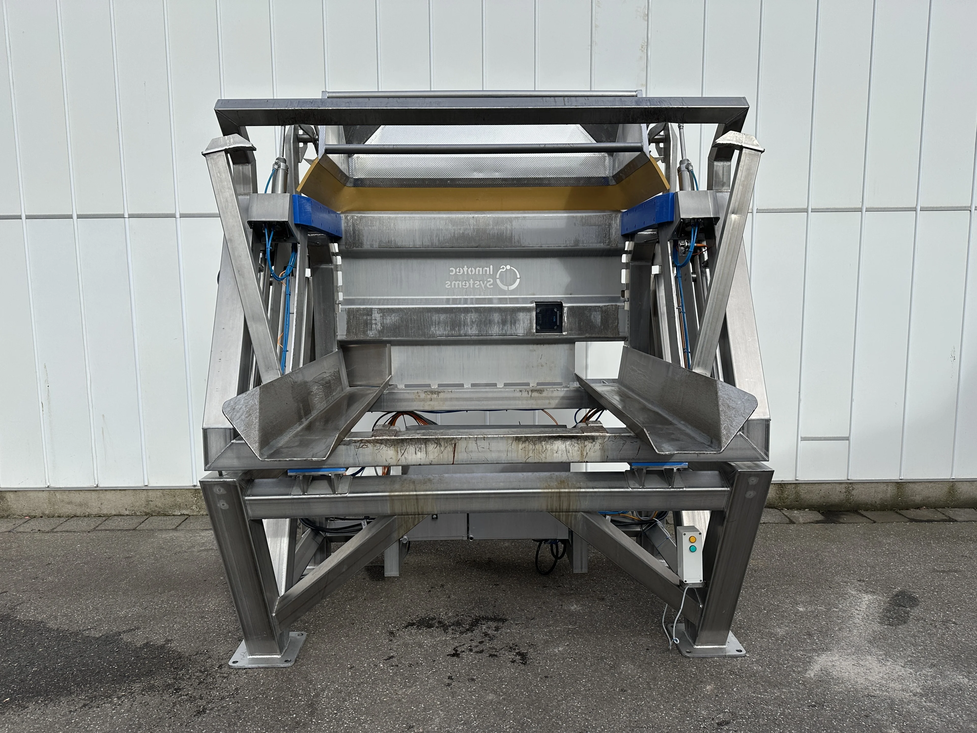 Innotec Systems box tipper Stainless steel • Duijndam Machines