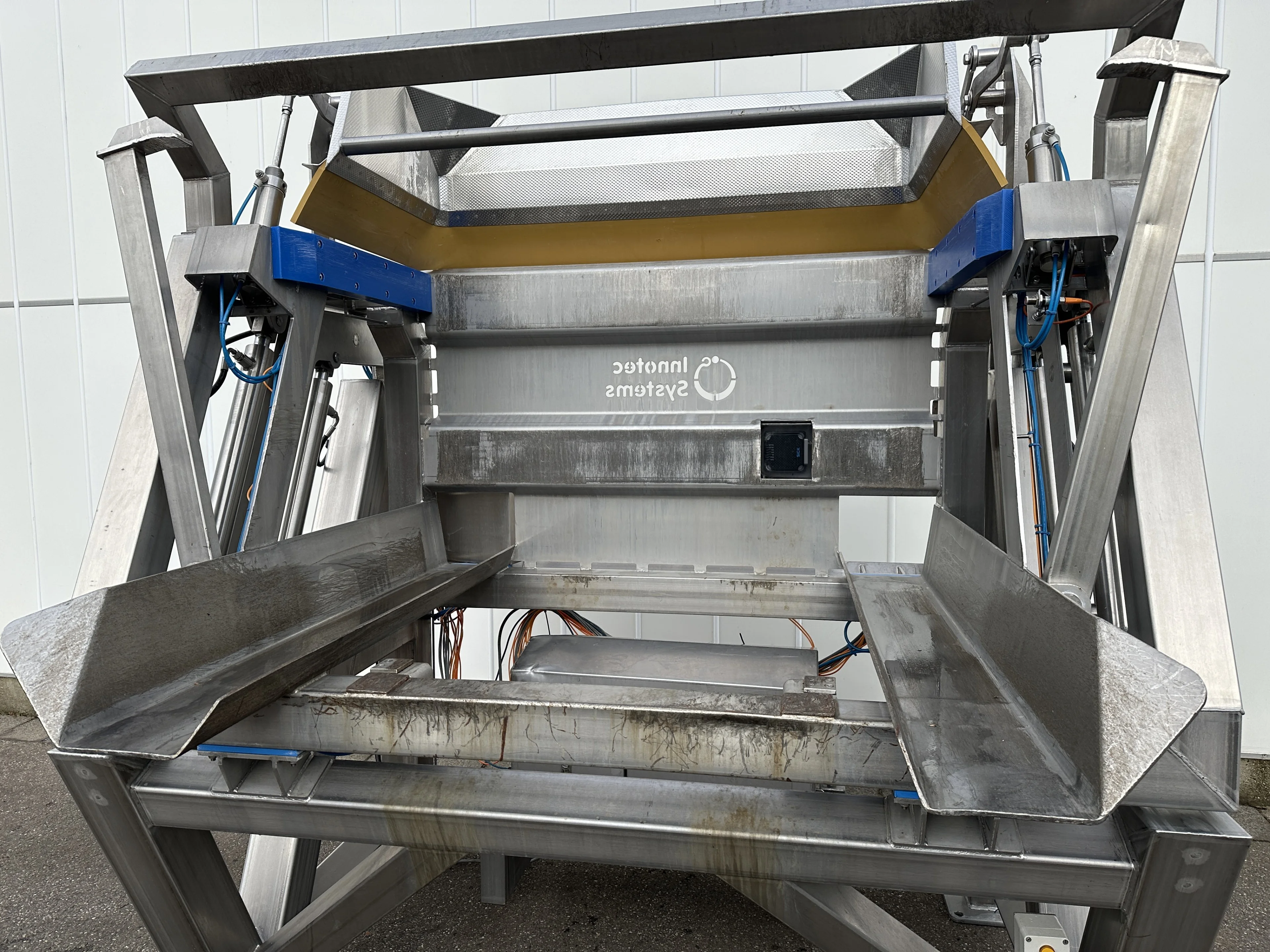 Innotec Systems box tipper Stainless steel • Duijndam Machines