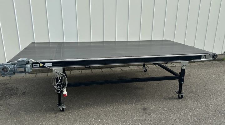 Interroll conveyor 370 x 173 cm