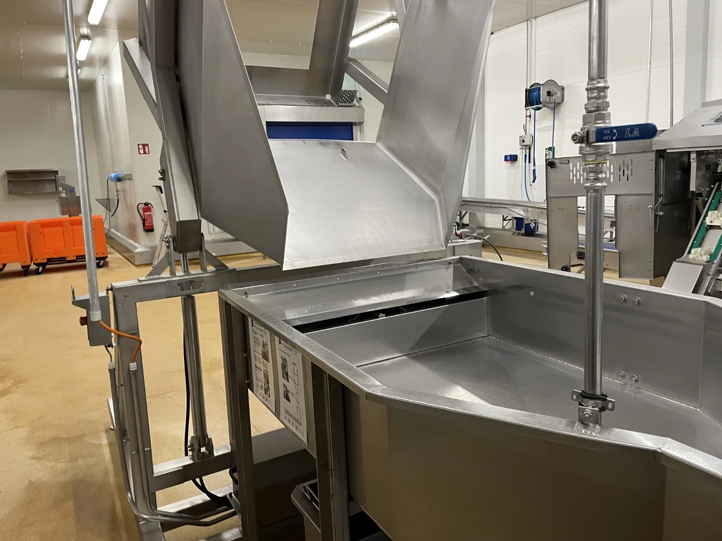 Itec stainless steel box tipper for 120 cm boxes • Duijndam Machines
