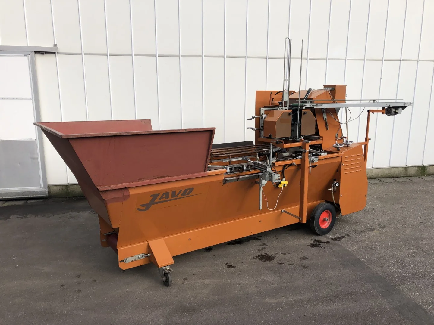 Javo Standaard potting machine with pneumatic pot dispenser and