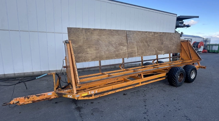 Keulmac tipping trailer for havesting in 4 big crates