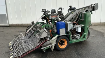 Koppert selfdriven harvesting machine for radish. 14 rows