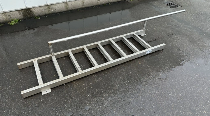 Stainless steel staircase/ladder with handrail