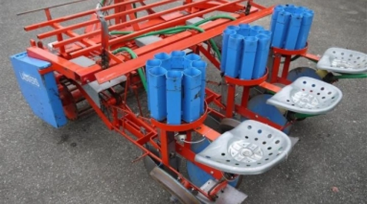 Lauwers 3 row carousel planting machine image 1