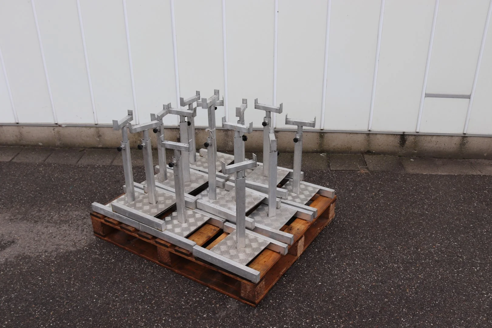 Supports / legs for pot plant conveyors • Duijndam Machines