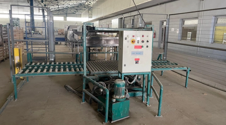 Maf Roda box tipper 120 x 120 cm boxes with roller conveyor