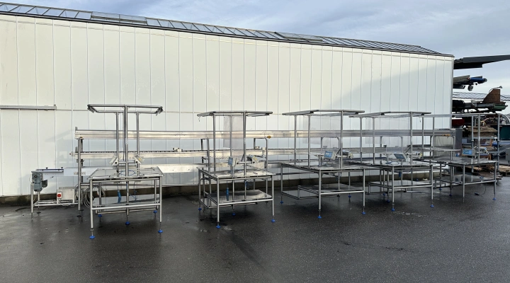 Marco combi conveyor production and packaging line with 11 Marco work tables with scales