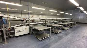 Martin Stolze combi conveyor productie- en inpaklijn met 11 Marco werktafels met weegschaal