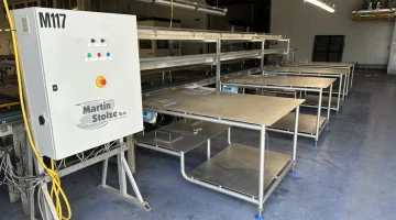 Martin Stolze Combi conveyor productie- en inpaklijn met 8 Marco werktafels met weegschaal