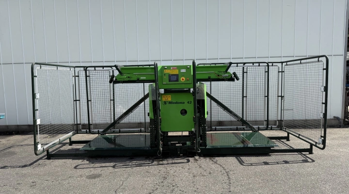 Miedema AKV42 box filler with infeed conveyor