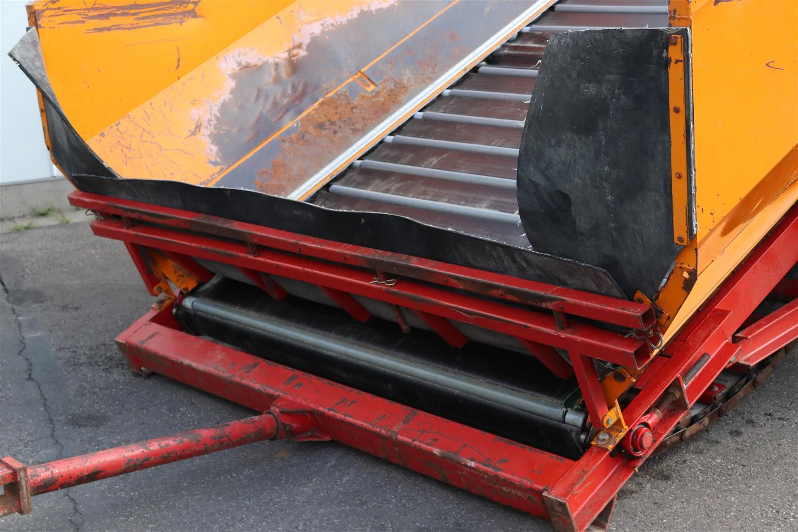 Miedema Disco 750 receiving hopper with rollercleaner and 2 conveyors ...