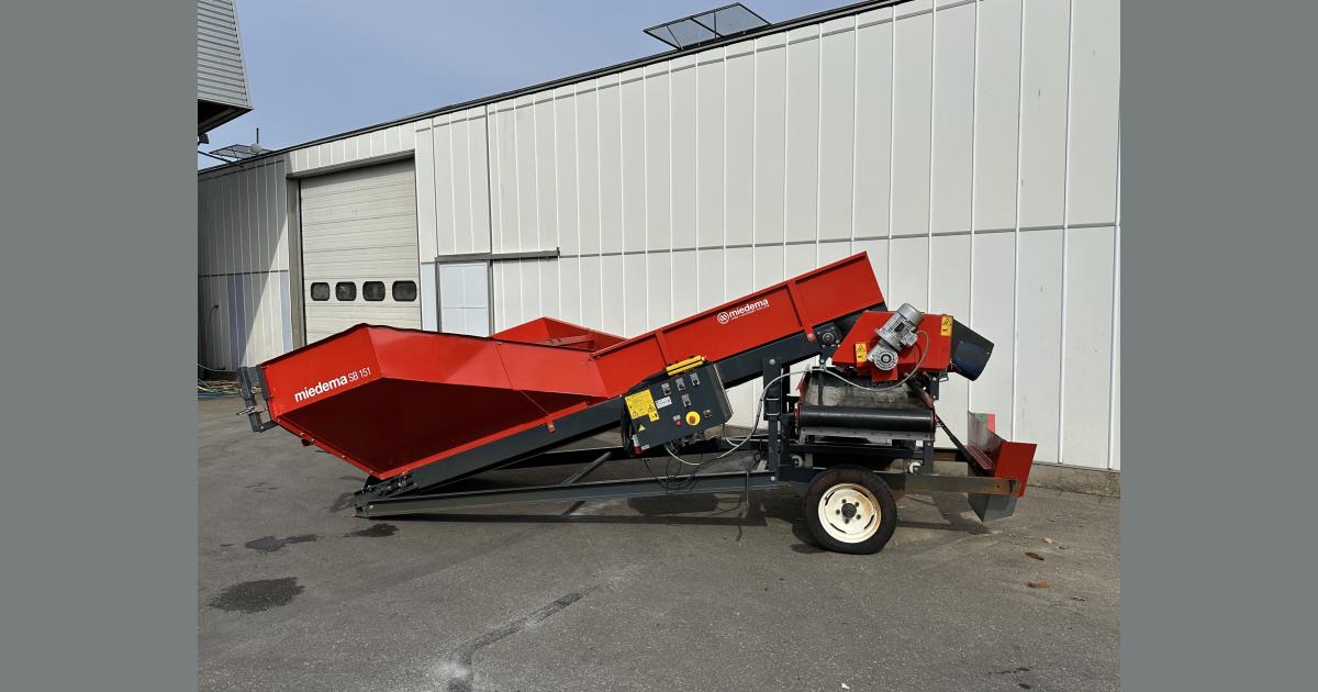 Miedema SB151 receiving hopper with roller cleaner and 1 cross conveyor ...