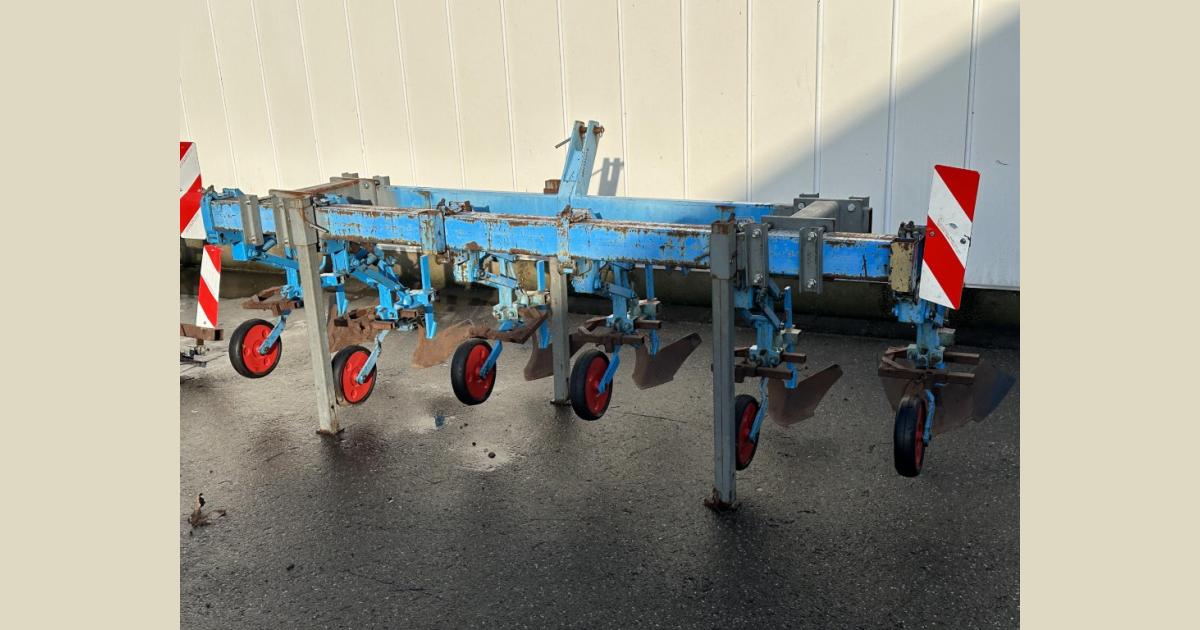 Monosem interrow cultivator for Front of the tractor • Duijndam Machines