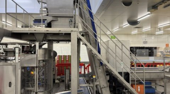 Newtec 4009 B2 weighing machine with 1 clipper ,elevator belt,and roller inspection table